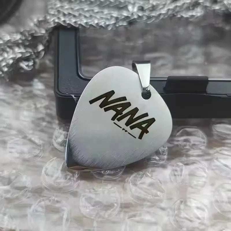 Anime NANA Choker – Colar de Aço com Pingente Estilo Palheta de Guitarra